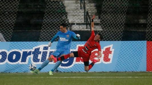 Gatito Fernández em ação pelo Botafogo contra o Patronato