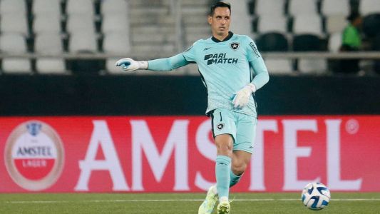 Gatito Fernández em ação pelo Botafogo: goleiro alcançará mais um feito nesta noite