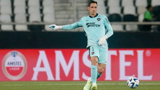 Gatito Fernández em ação pelo Botafogo: goleiro alcançará mais um feito nesta noite