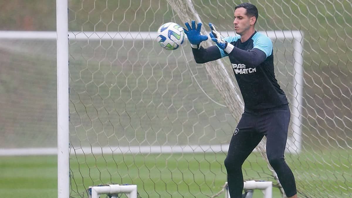 Gatito Fernández é relacionado pelo Botafogo contra o Athletico; veja a lista