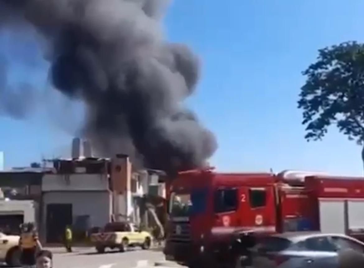 Vídeo: incêndio atinge depósito e mais 30 moradias na comunidade do Gato Preto em SP