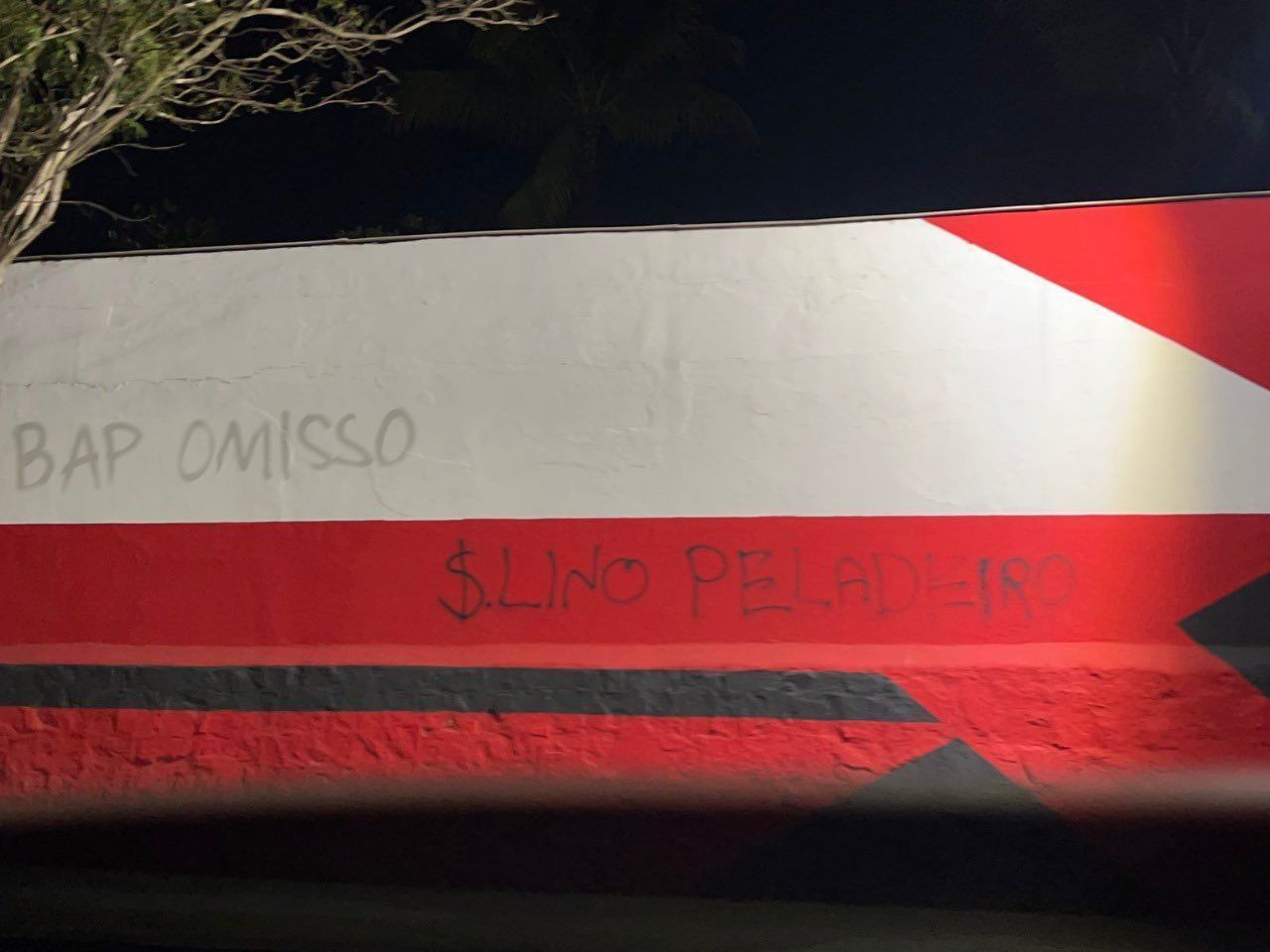 Muro da sede do Flamengo é pichado com críticas a atacante e presidente: 'Omisso'