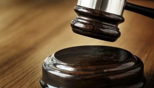 Foto mostra martelo de juiz