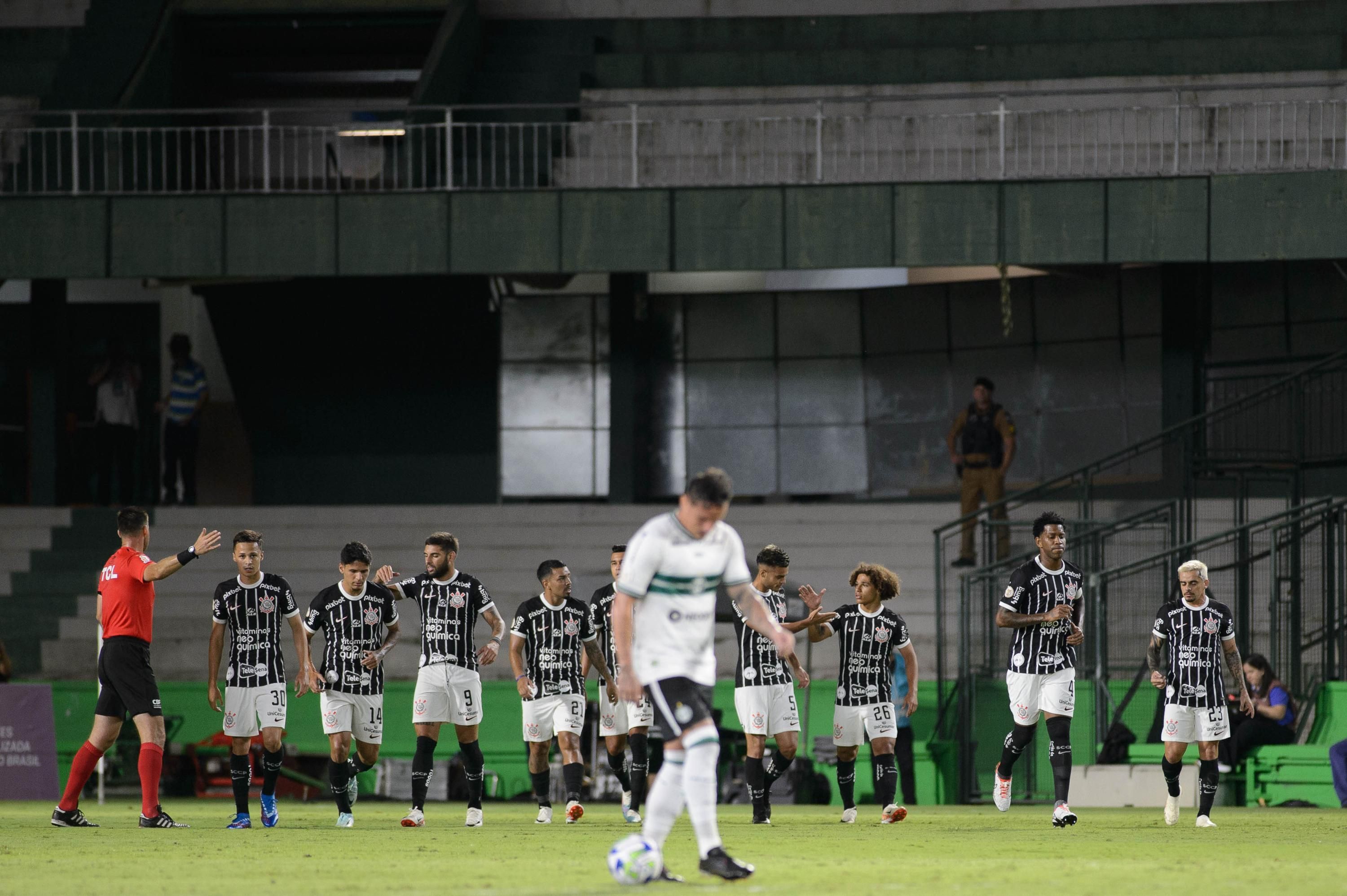 Corinthians faz bom primeiro tempo, vence o Coritiba e encerra participação no Brasileirão 2023