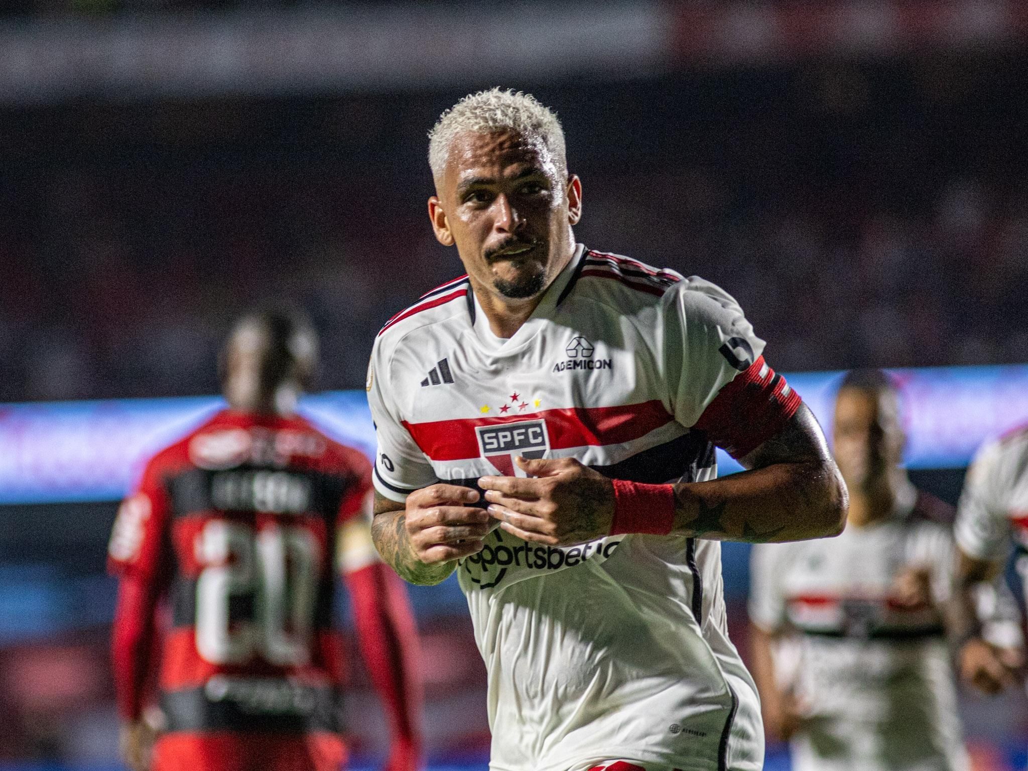 São Paulo encerra Brasileiro com vitória tranquila sobre o Flamengo
