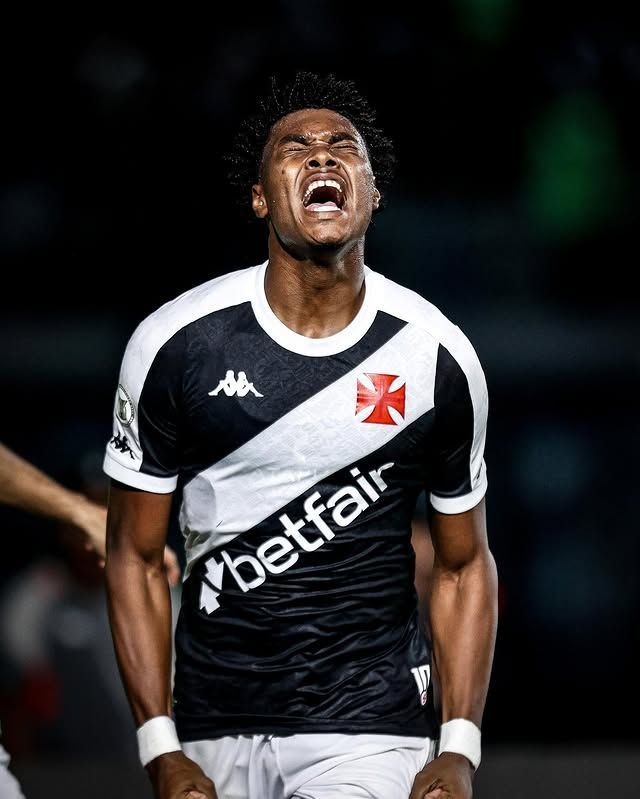 Atacante da base segue em observação com Diniz e deve ganhar chances no Vasco