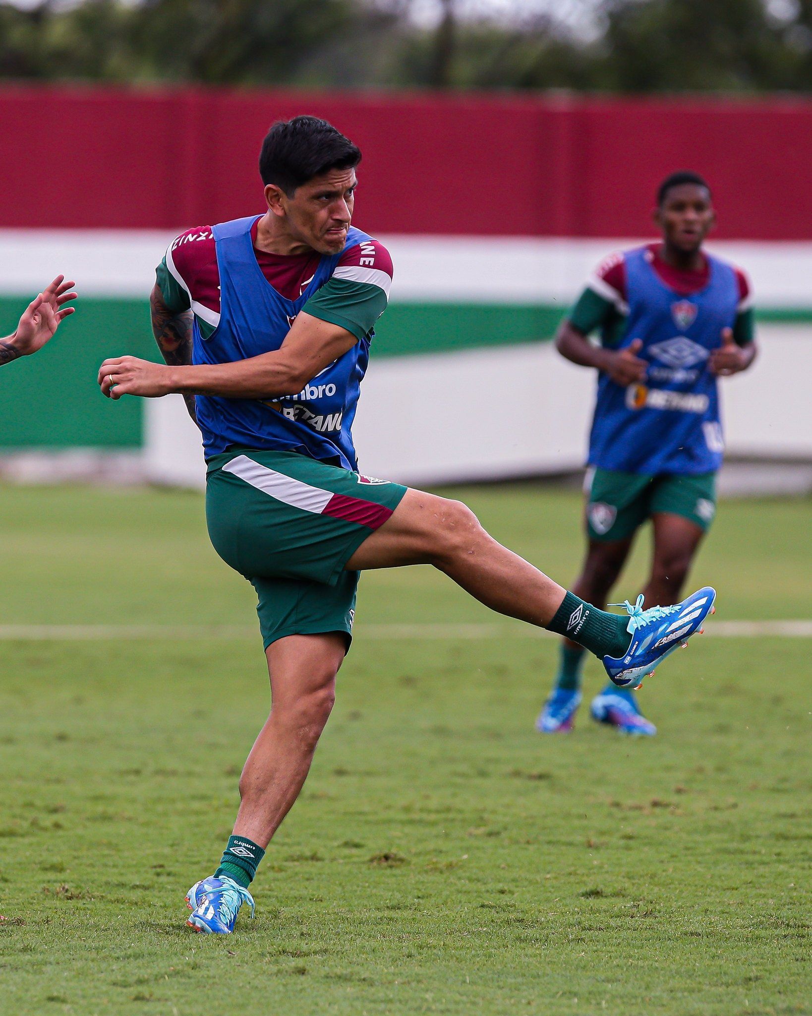 Exame aponta distensão no ligamento do joelho de Cano, do Fluminense