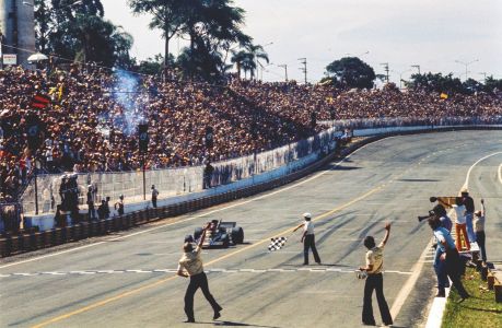 Emerson Fittipaldi celebra vitória no Autódromo de Interlagos