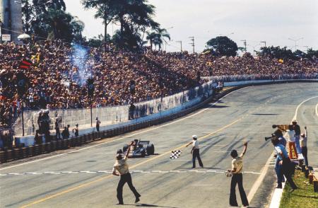 Emerson Fittipaldi celebra vitória no Autódromo de Interlagos