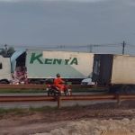 Baú de carreta rompe, derruba carga e congestiona a BR-381 em Betim