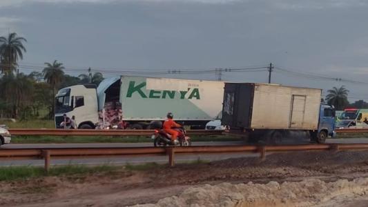 Ainda não se sabe o que era transportado pela carreta, nem o que causou o acidente