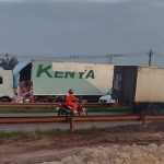 Baú de carreta rompe, derruba carga e congestiona a BR-381 em Betim