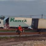 Baú de carreta rompe, derruba carga e congestiona a BR-381 em Betim