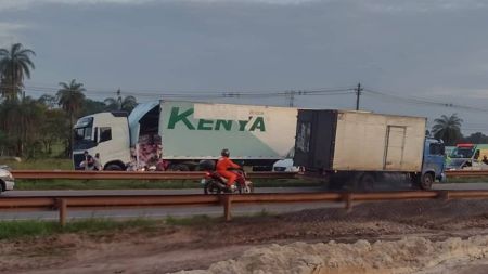 Ainda não se sabe o que era transportado pela carreta, nem o que causou o acidente