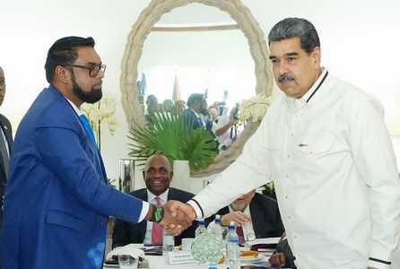 O presidente da Guiana, Irfaan Ali, e o presidente da Venezuela, Nicolás Maduro