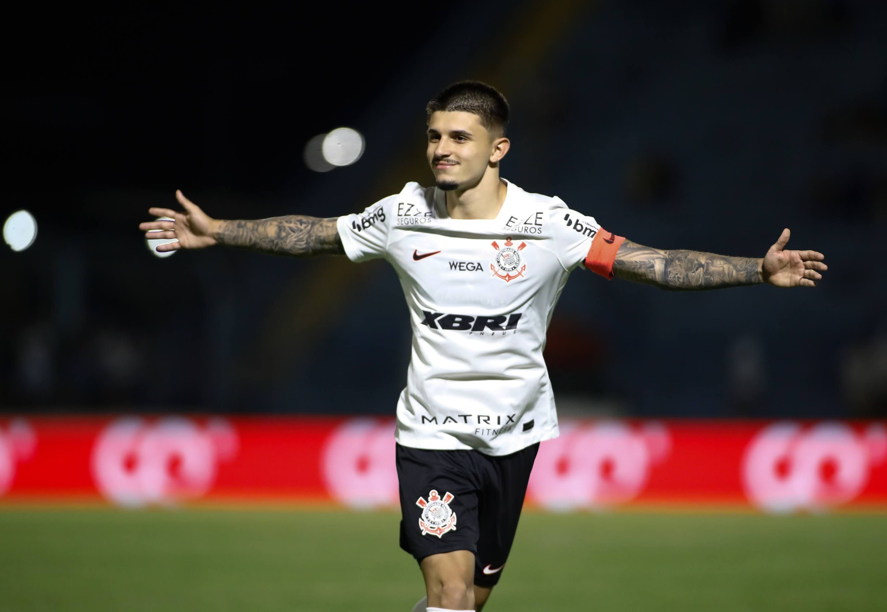 Léo Maná desponta como destaque do Corinthians na estreia da Copinha e celebra gols