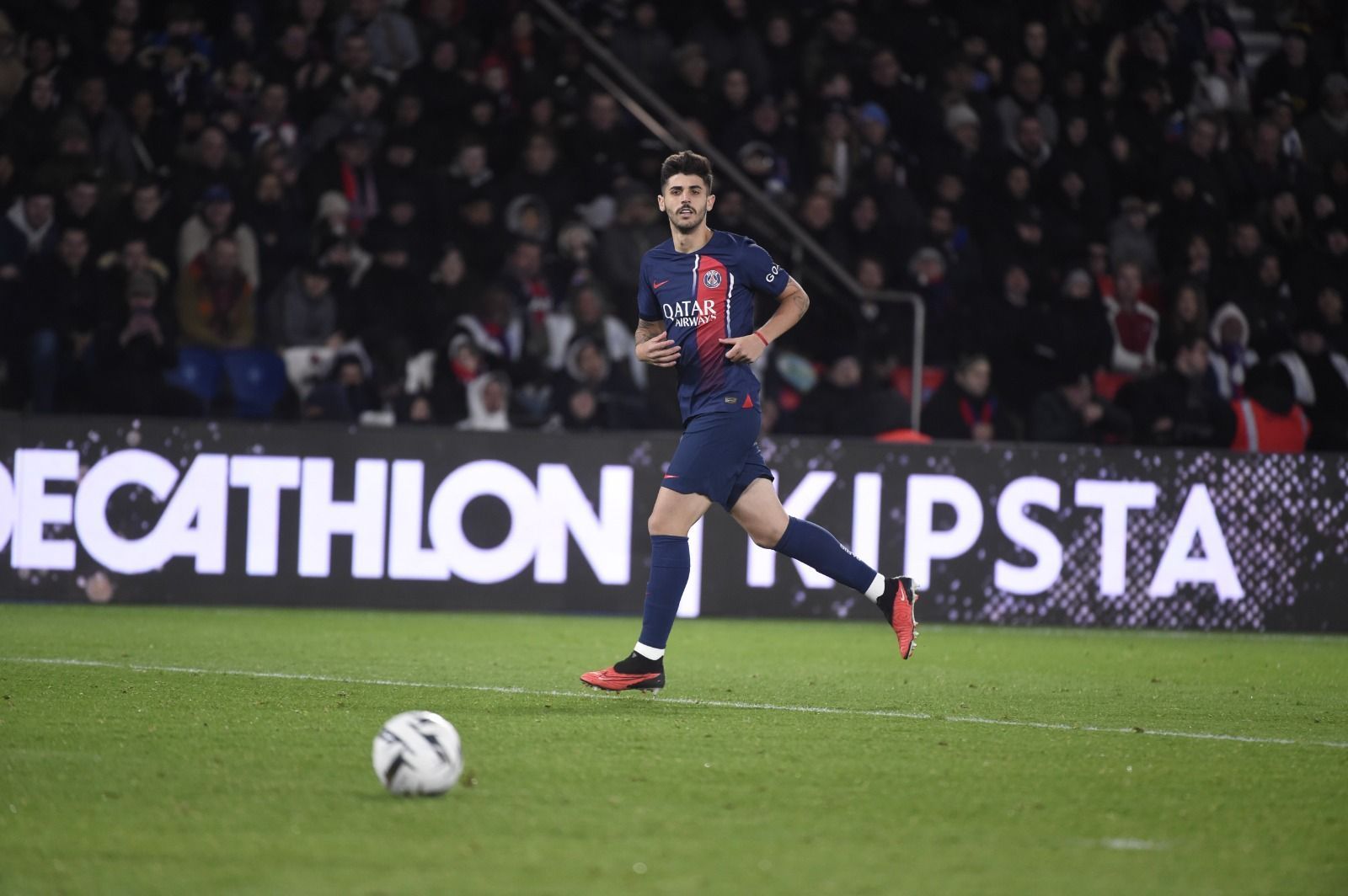 Com três dias de clube, Beraldo estreia pelo PSG e vence título na França