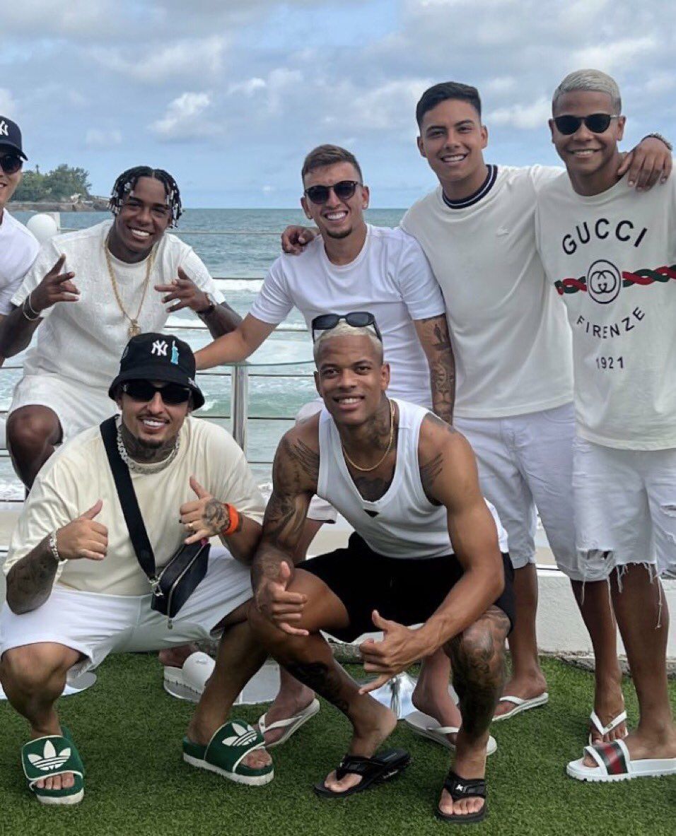 Caio Paulista aparece em fotos nas férias com atacante do Palmeiras