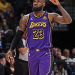 LeBron ironiza arbitragem da NBA após derrota dos Lakers: 'Que m****'