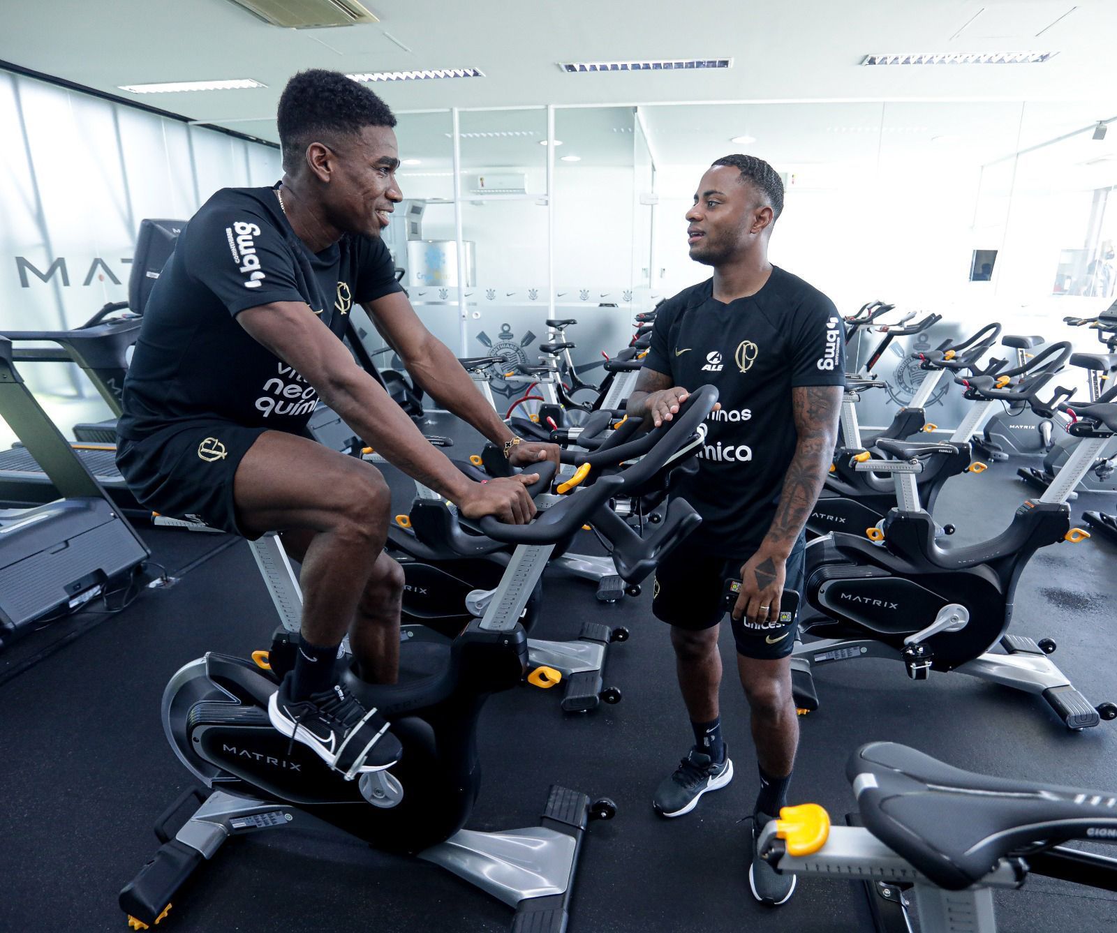 Félix Torres chega ao Corinthians e tem semana decisiva na luta por titularidade