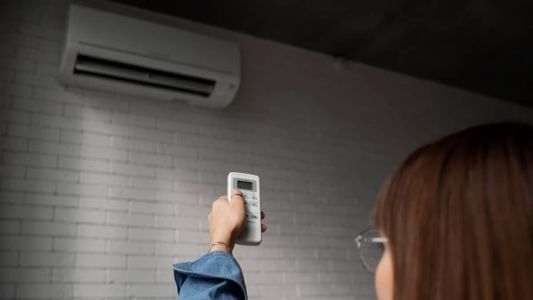 Enquanto o uso do ventilador pode custar até R$ 18 por mês, o ar condicionado chega a R$ 122,5