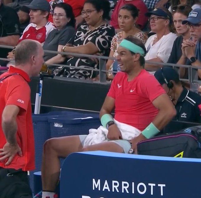 Nadal desperdiça chances, sente dores e é eliminado por Thompson em Brisbane