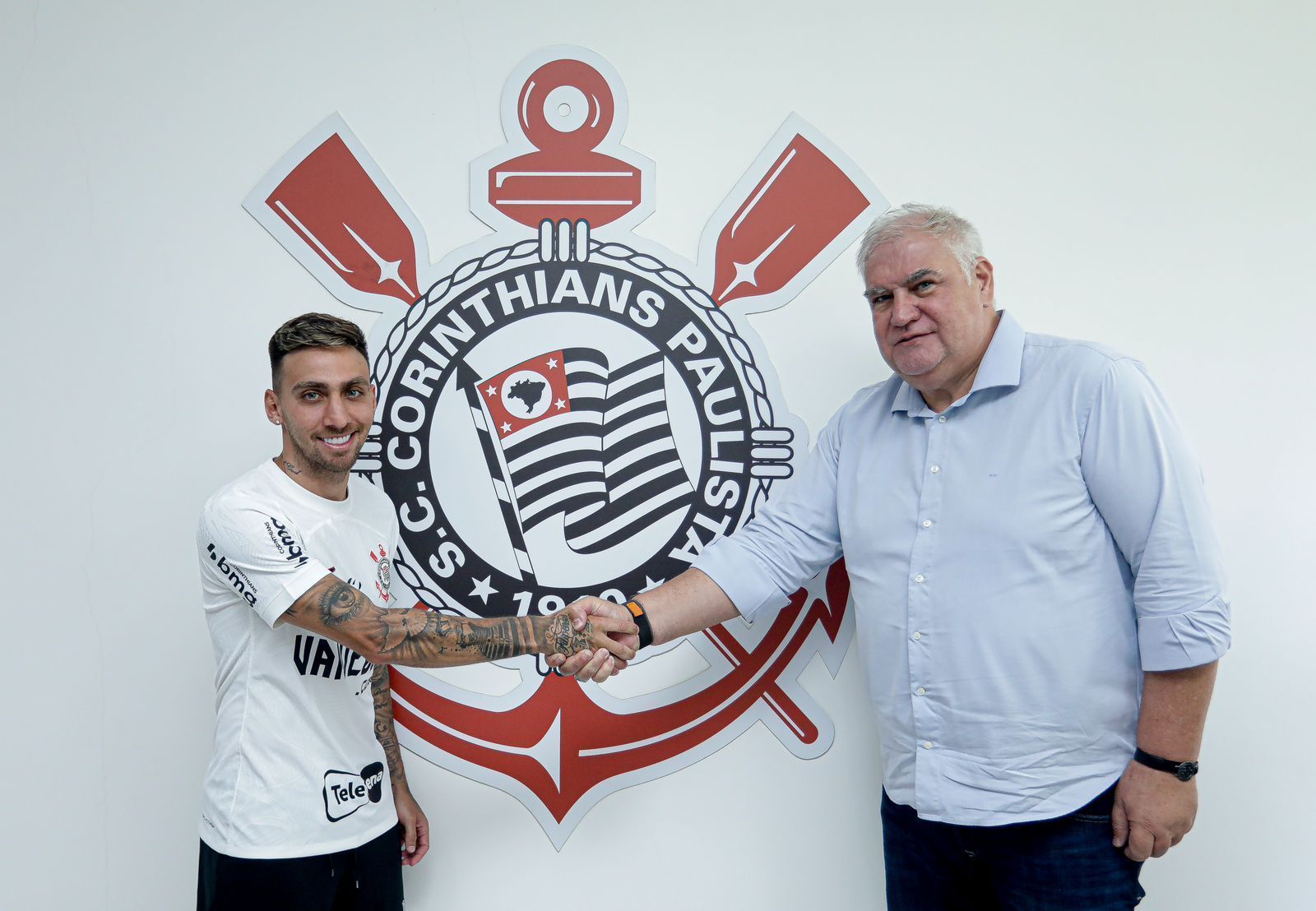 Corinthians anuncia renovação contratual de Gustavo Mosquito