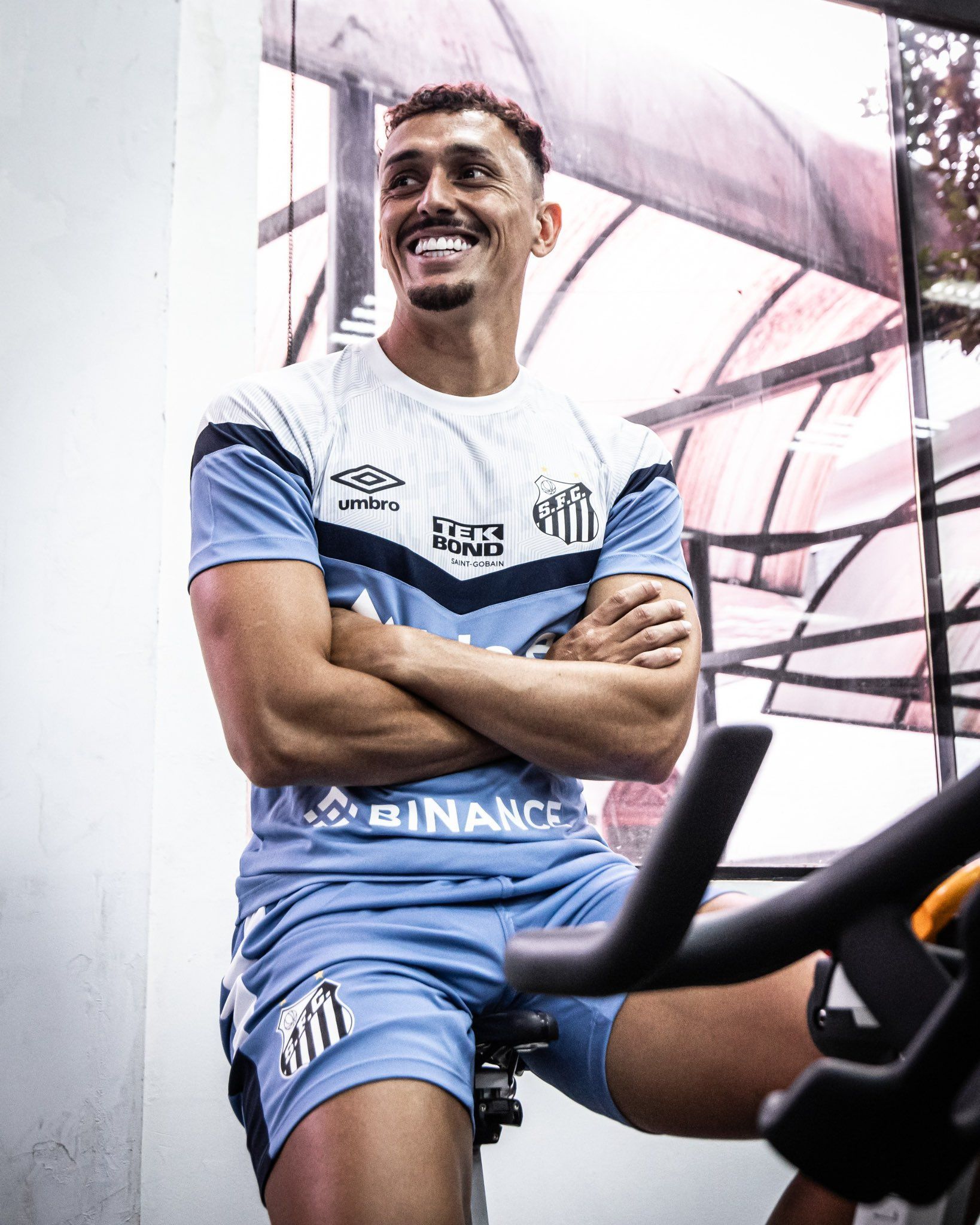 Santos se reapresenta com reforços, e grupo é barrado no portão do CT