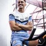 Santos se reapresenta com reforços, e grupo é barrado no portão do CT