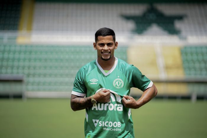 Lateral-direito Mailton, ex-Atlético e atualmente na Chapecoense
