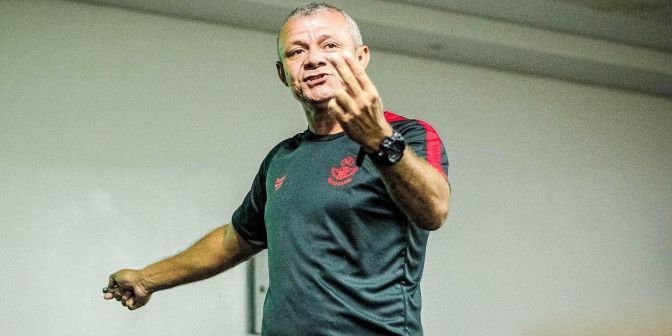 Técnico brasileiro é preso no vestiário minutos antes de clássico estadual