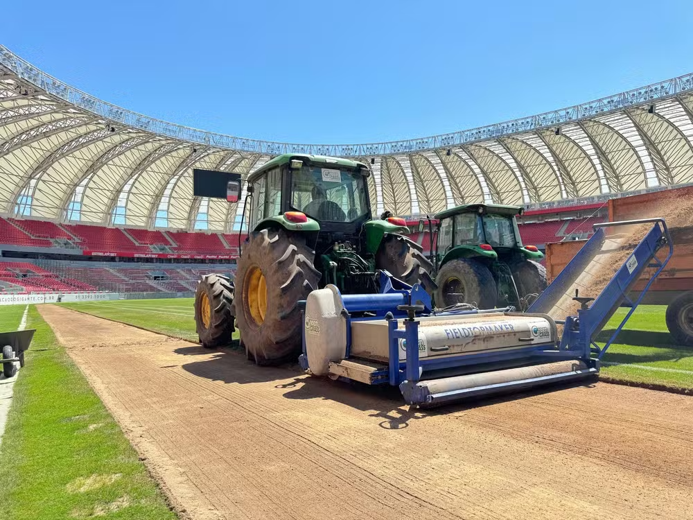Inter promove replantio do gramado do Beira-Rio; veja fotos