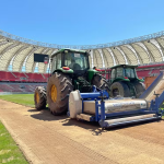 Inter promove replantio do gramado do Beira-Rio; veja fotos