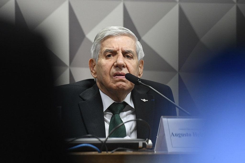 ‘Se tiver que virar a mesa é antes das eleições’, declarou Augusto Heleno em reunião com Bolsonaro