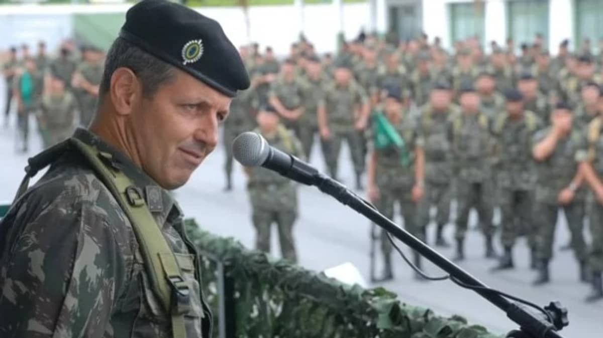 Lula demite chefe do Exército e nomeia novo comandante