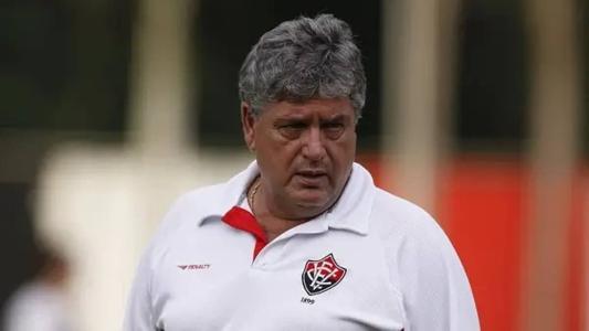 Geninho é um dos treinadores que se queixam da retirada da punição ao Vitória