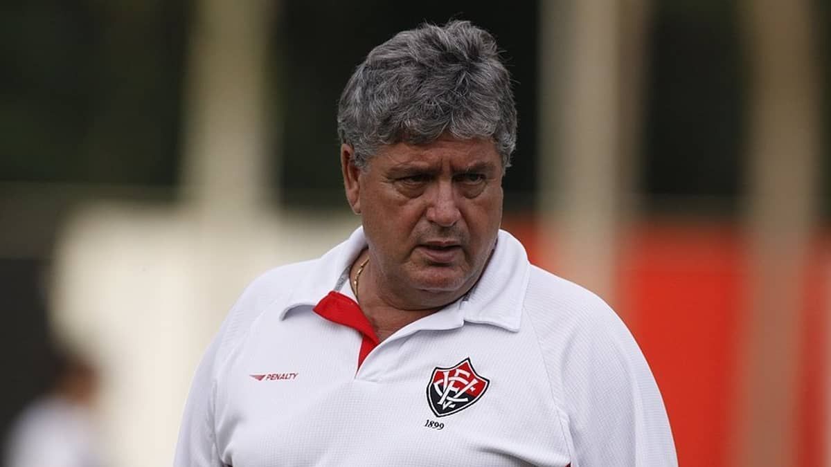 Torcedor inglês confunde Abel Ferreira com Geninho; Hulk é reconhecido