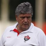 Torcedor inglês confunde Abel Ferreira com Geninho; Hulk é reconhecido