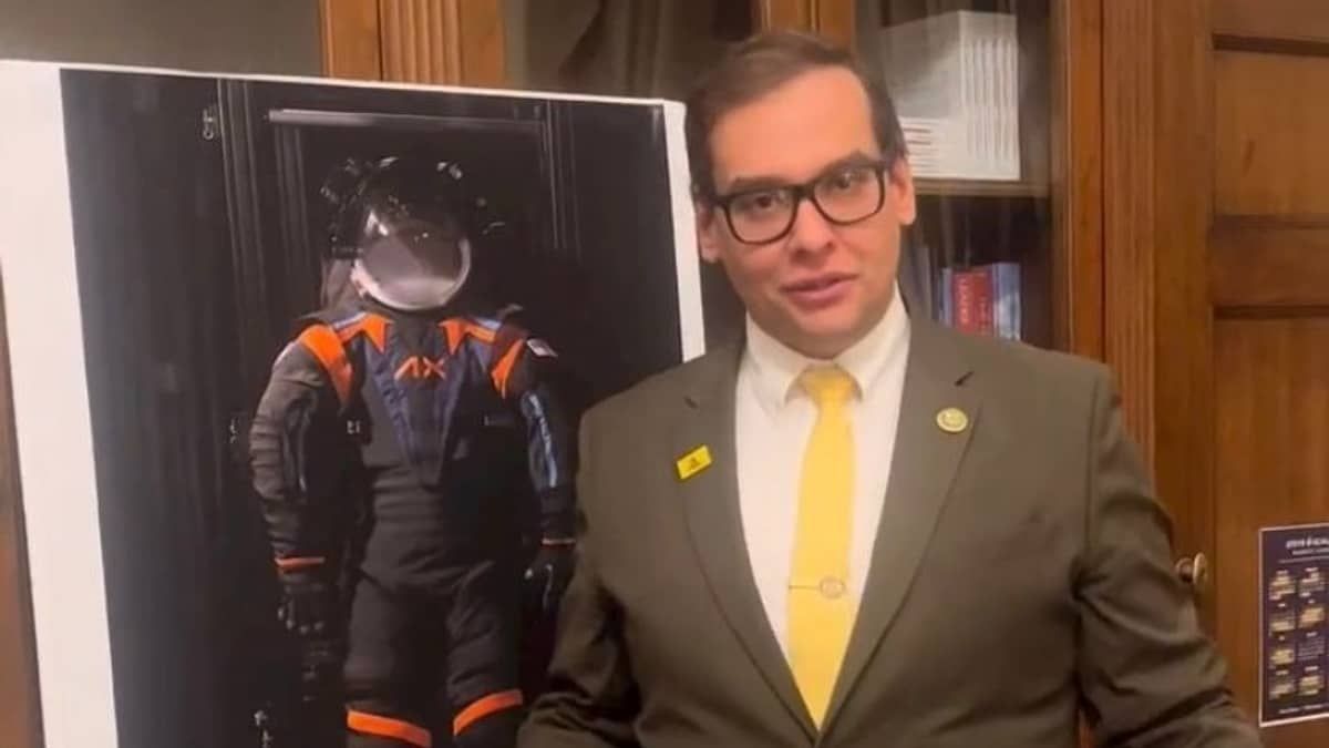 George Santos paga fiança de meio milhão de dólares e declara 'caça às bruxas' após prisão