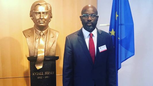 Weah, o único africano a receber o prêmio de melhor jogador de futebol do mundo, foi eleito presidente no segundo turno das eleições de 2017
