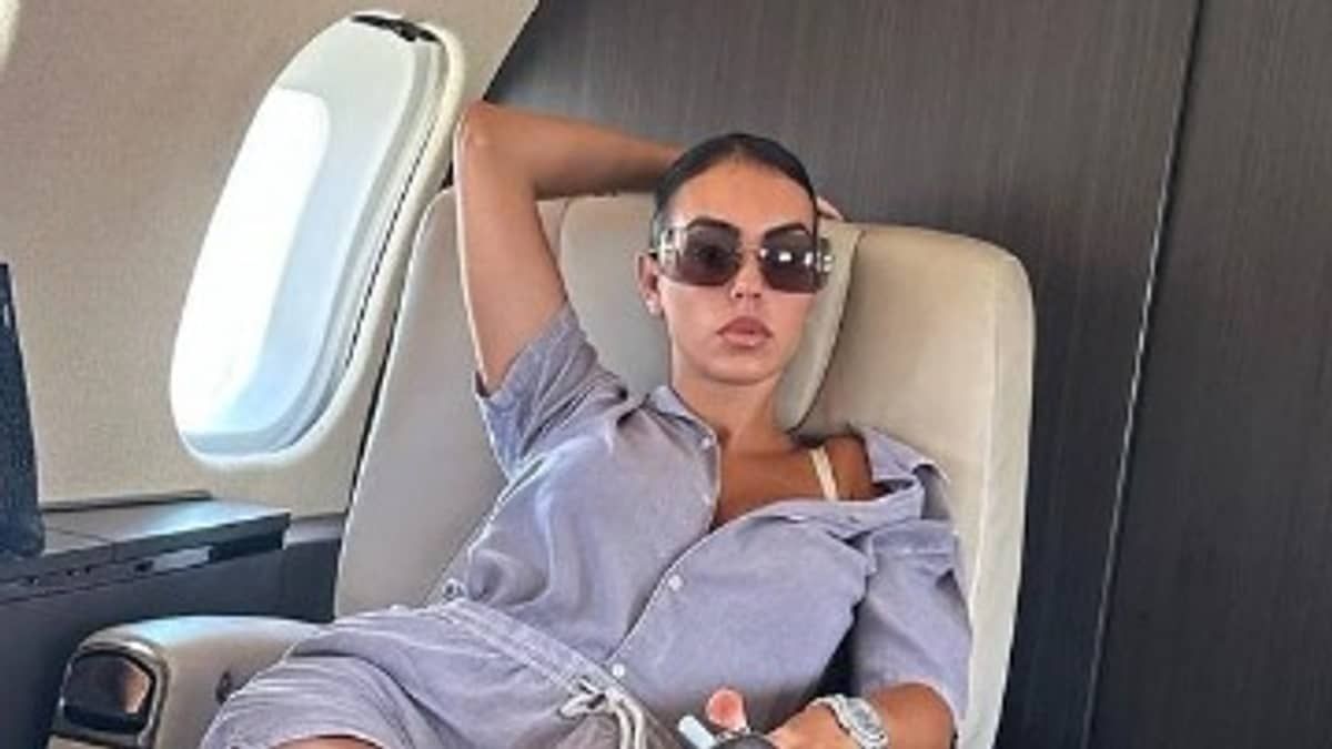 Georgina, esposa de Cristiano Ronaldo, exibe relógio de R$ 450 mil