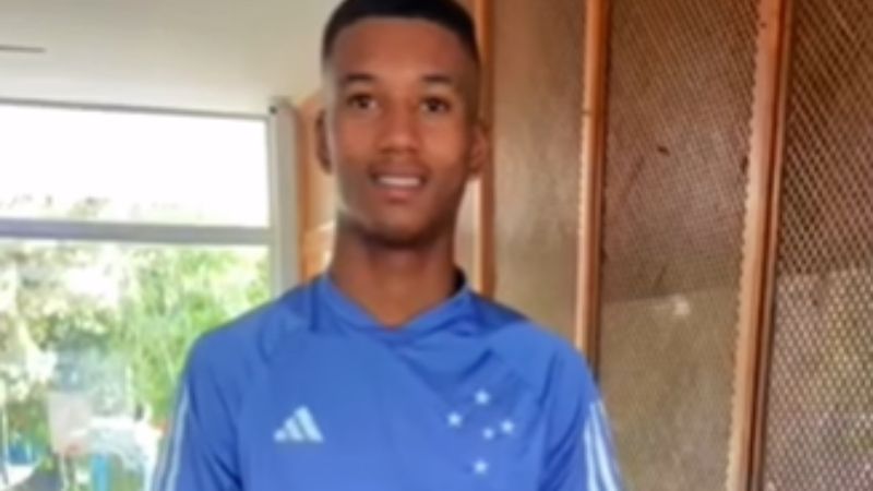 De pedreiro a reforço do Cruzeiro, atacante se emociona com a família; veja vídeo