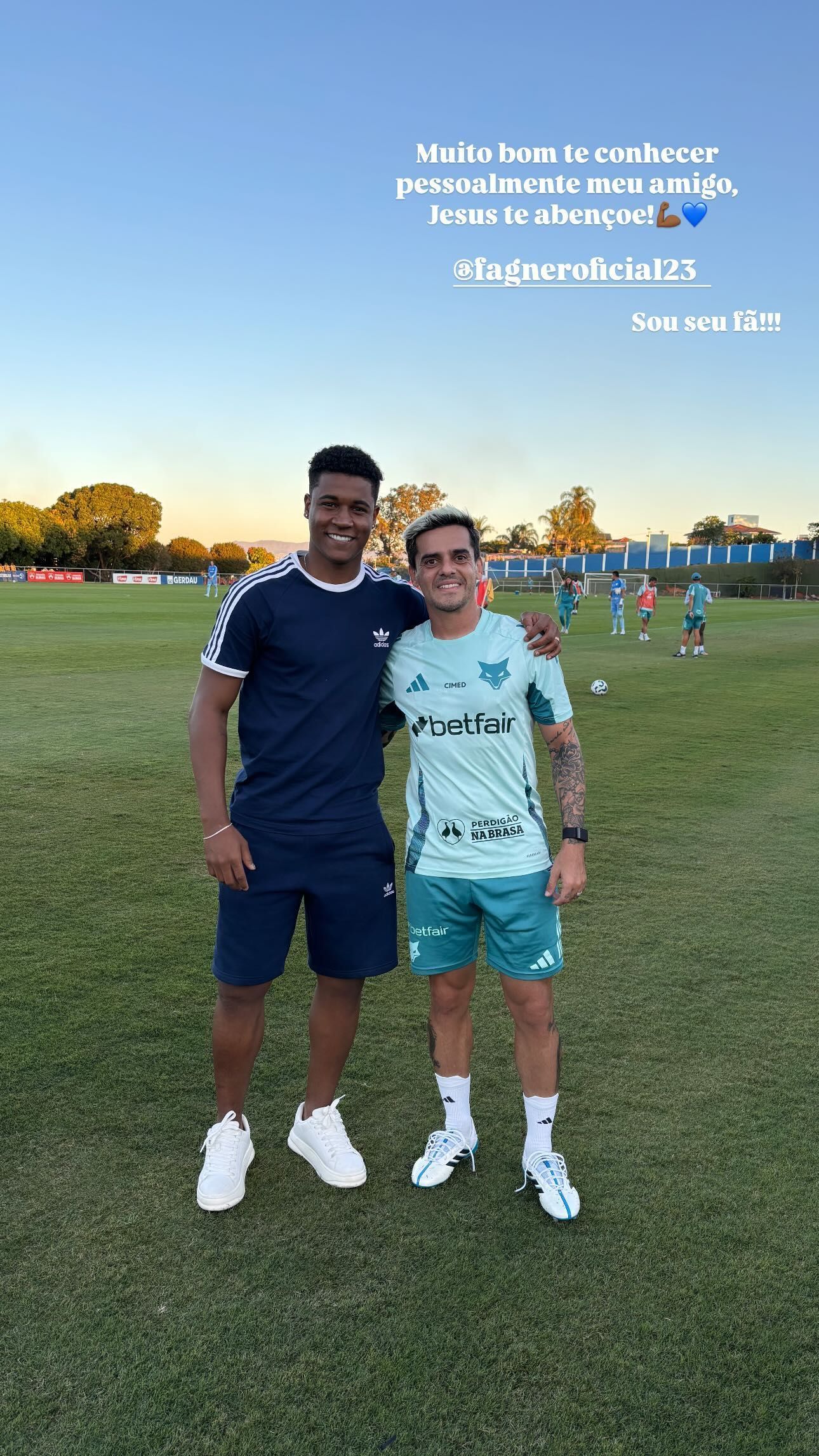 Campeão pelo Cruzeiro faz visita à Toca II e se derrete por lateral