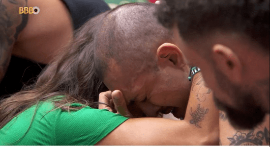 MC Bin Laden e Vanessa Lopes se abrançando e chorando