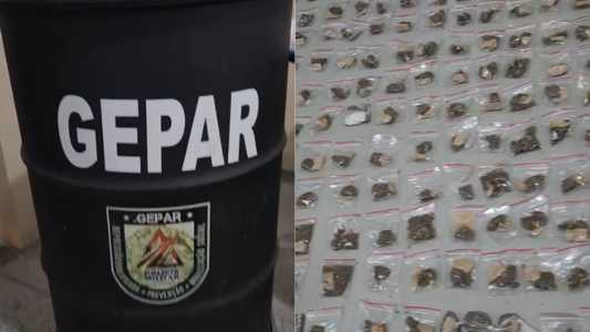 Após monitoramento, os policiais perceberam que o jovem entrava e saia com frequência de uma casa, sempre carregando uma sacola plástica