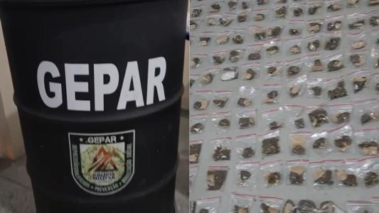 Após monitoramento, os policiais perceberam que o jovem entrava e saia com frequência de uma casa, sempre carregando uma sacola plástica