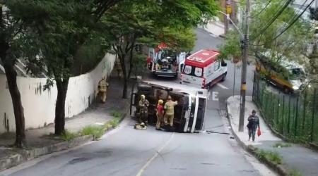 Caminhão tombou no bairro Buritis, em BH.jpg