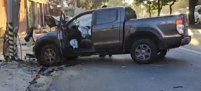 Vídeo: Ford Ranger bate em poste na avenida Amazonas e deixa um ferido em BH