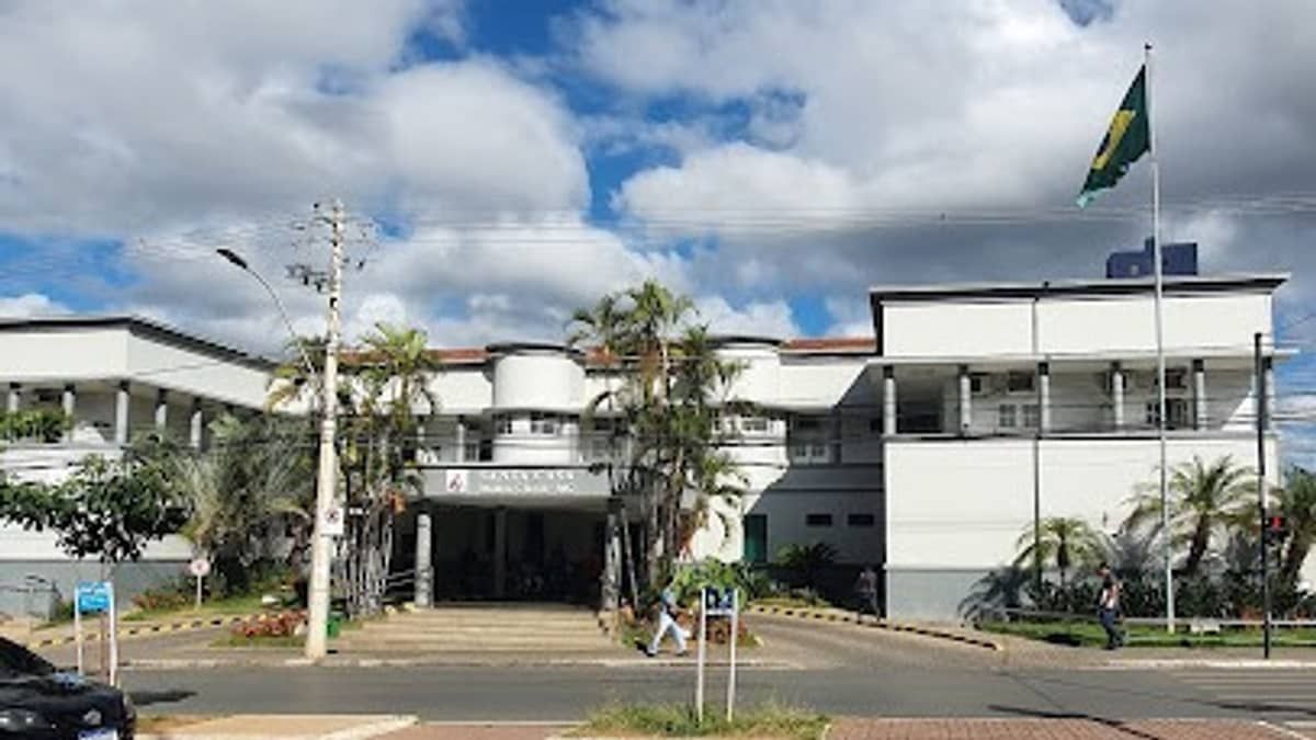 Batida entre van escolar e carro de passeio deixa duas pessoas feridas em Montes Claros