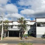 Batida entre van escolar e carro de passeio deixa duas pessoas feridas em Montes Claros